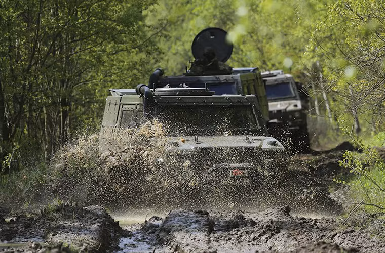 Do thiên về khả năng cơ động, Lynx được trang bị lớp giáp bảo vệ hạng nhẹ với đáp ứng tiêu chuẩn STANAG 4569 cấp 4 của NATO. Khung gầm Lynx có thể chịu được các loại mìn bộ binh hạng nhẹ từ 3kg trở lên hoặc tối đa là 10kg ở một số trường hợp, ngoài ra nó cũng có thể chống được mảnh đạn pháp 155mm ở khoảng cách 30m. Nguồn ảnh: Bộ Quốc phòng Nga.