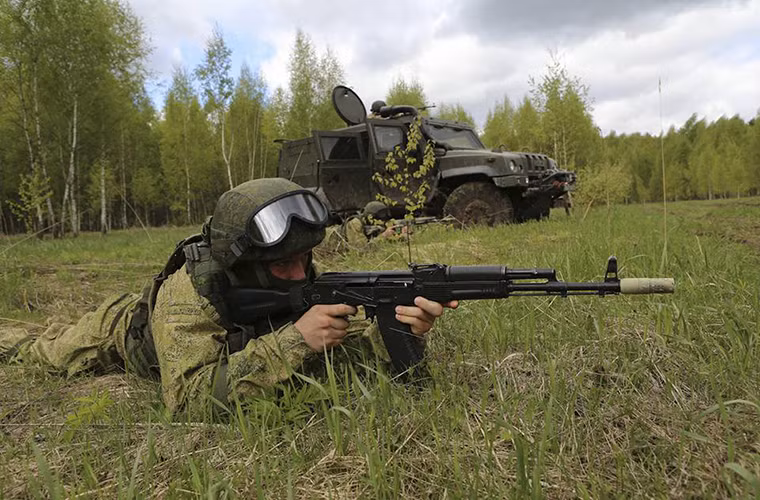 Trọng lượng cơ bản của Lynx là 6.3 tấn thấp hơn một chút so với phiên bản gốc, có khả năng mang theo 800kg hàng hóa cùng kíp chiến đấu 5 người bao gồm cả lái xe. Tải trọng tối đa của mẫu xe bọc thép này là 2 tấn với hệ thống động cơ Iveco F1D có công suất 182 mã lực do Iveco phát triển. Nguồn ảnh: Bộ Quốc phòng Nga.