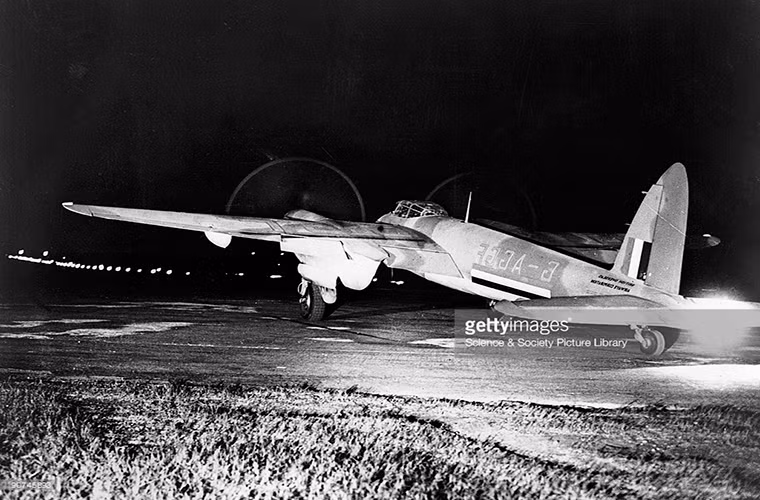 Bên cạnh khả năng không chiến ban ngày, DH.98 Mosquito còn là một trong những dòng máy bay chiến đấu hiếm hoi trong CTTG 2 có khả năng tác chiến ban đêm. Do đó nó hoàn toàn có thể đánh chặn các đợt không kích của Đức từ xa ngay cả trong ban đêm vốn là thời điểm thích hợp cho các máy bay ném bom của Luftwaffe hoạt động. Nguồn ảnh: Getty Images.