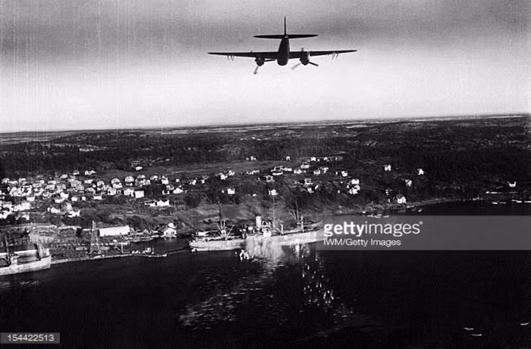 Hình ảnh một chiến chiến đấu cơ DH.98 Mosquito F Mk IV tấn công tàu vận tải của Đức bằng rocket tại Na Uy. Nguồn ảnh: Getty Images.