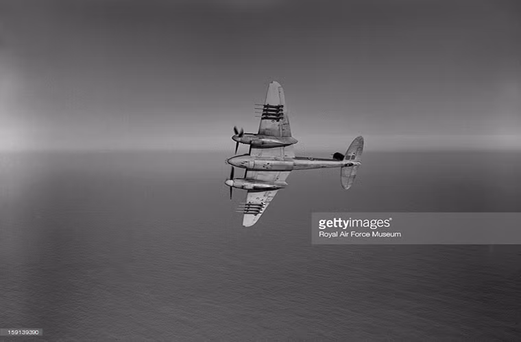 Do có tốc độ bay nhanh cộng với khả năng cơ động, DH.98 Mosquito dần được cải tiến thành các biến thể chiến đấu ngay trong quá trình phát triển. Thay vì mang bom nó được trang bị thêm súng máy, pháo, rocket phóng loạt. Chính sự thay đổi này đã biến DH.98 Mosquito trở thành một mẫu máy bay chiến đấu đa năng mạnh nhất của Anh trong CTTG 2. Nguồn ảnh: Getty Images.