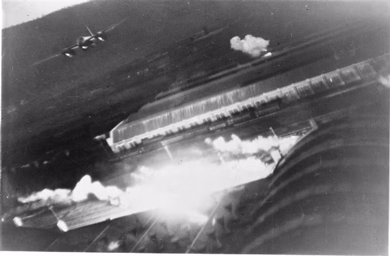 Trong khi đó với biến thể ném bom DH.98 Mosquito B Mk XVI nó chỉ có thể mang theo 1.8 tấn bom hoặc rocket dành cho các nhiệm vụ không kích đường dài. Nguồn ảnh: Wikimedia.