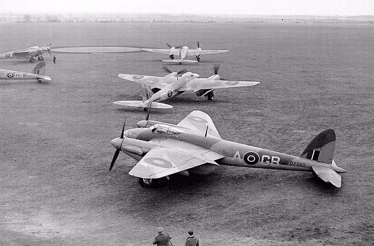 Tuy nhiên, điều khiến DH.98 Mosquito trở nên khác biệt so với các dòng chiến đấu cơ cùng loại của Anh khi đó chính là việc nó gần như được làm hoàn toàn bằng gỗ. Sự thật này khiến các tướng lĩnh Luftwaffe gần như phát điên khi các chiến đấu cơ tiên tiến của họ không thể đấu lại một chiếc máy bay được làm bằng gỗ. Nguồn ảnh: Pinterest.