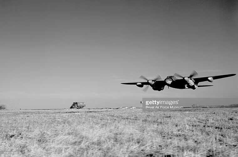 Không quân Hoàng gia Anh đưa vào trang bị chiếc máy bay DH.98 Mosquito đầu tiên vào cuối năm 1941 với biến thể ném bom như mục đích thiết kế ban đầu của nó. Và kể từ đó, Anh đưa vào sản xuất hàng loạt DH.98 Mosquito với nhiều biến thể khác nhau với số lượng được chế tạo lên đến hơn 7.700 chiếc trong giai đoạn 1940-1950. Nguồn ảnh: Getty Images.