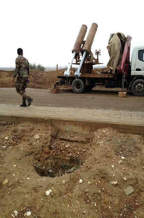 Các phương tiện cơ giới triển khai nó cũng khá đa dạng từ các loại xe tải dân sự, xe tải đặc chủng, xe bọc thép cải tiến cho đến cả các bệ phóng cố định. Thiết kế của các bệ phóng này cũng được tối giản hóa nhằm tiện trong việc triển khai. Nguồn ảnh: twimg.com.