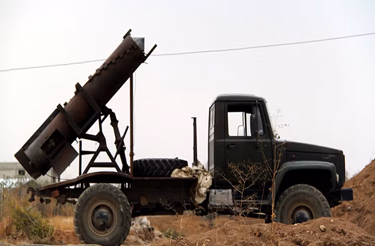 Với yêu cầu của chiến trường, các loại rocket hay pháo phản lực phóng loạt tầm xa không còn thực sự hiệu quả tại Syria, do đó Quân đội chính phủ Syria (SAA) đã phát triển rocket tự tạo mới có tầm bắn thấp nhưng bù lại nó lại có sức công phá mạnh hơn. Hai mẫu rocket nổi tiếng nhất của SAA hiện nay chính là “Shams” và “Volcano”. Nguồn ảnh: Sputnik.