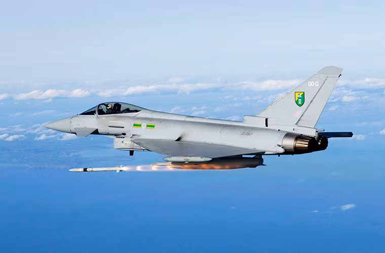 ASRAAM là mẫu tên lửa không đối không tầm ngắn tiên tiến ban đầu được MBDA phát triển dành cho Không quân Hoàng gia Anh và sau đó được mở rộng cho một số quốc gia khác. Về các tính năng kỹ chiến thuật ASRAAM không hề thua kém các dòng tên lửa tấn công của Mỹ dành cho F-35 hiện tại. Nguồn ảnh: Wikimedia.