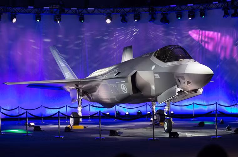 Ngoài F-35, MBDA cũng tiến hành chương trình tương thích và cải tiến hóa ASRAAM lên trên các dòng chiến đấu cơ chủ lực của Không quân Anh hiện tại. Đối tượng của chương trình này còn bao gồm cả Lục quân và Hải quân Anh. Được biết hiện tại có khoảng 500 công ty công nghệ và quốc phòng Anh đang tham gia vào chương trình chiến đấu cơ liên hợp F-35 do Bộ Quốc phòng Anh đứng đầu. Nguồn ảnh: Twitter.