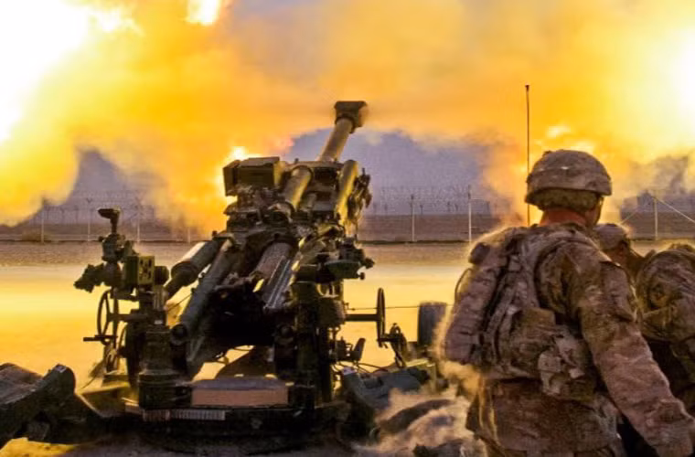 Pháo M777 nặng 4,2 tấn, dài 10,7 m. Ưu điểm của loại pháo này là trọng lượng nhẹ, hoạt động bền bỉ, rất chính xác. Tốc độ bắn trung bình đạt 2 phát/phút, tối đa tới 5 phát/phút.