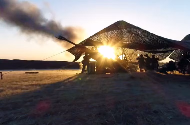 Một khẩu đội M777-A2 đang khai hỏa khẩu lựu pháo này.