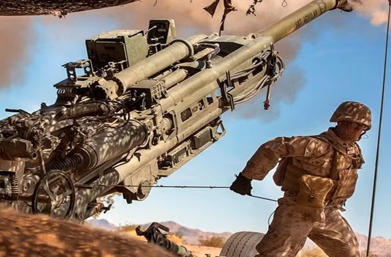 Tầm bắn tối đa của đạn M107 cơ bản là 24 km, trong khi mẫu ERFB tăng tầm có thể bắn xa tới 30 km. Ngoài ra, hệ thống điều khiển hỏa lực của M777 cho phép nó sử dụng đạn pháo dẫn đường thông minh Excalibur với tầm bắn lên tới 40 km.