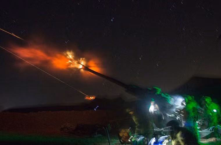 M777 sử dụng đạn 155 mm và có khẩu đội được vận hành bởi 8 - 10 người.