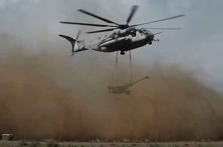 Để di chuyển những loại lựu pháo M777-A2 này Mỹ dùng tới trực thăng hạng nặng CH-53E.