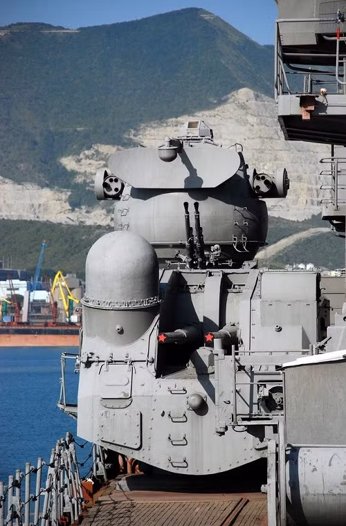Trong ảnh là tổ hợp hải pháo nòng đôi 100mm Model 1934 trên Project 68bis ngay sau nó là một tháp pháo phòng không nòng đôi 37mm. Trừ các pháo phòng không, pháo chính 152mm và pháo 100mm trên Project 68bis đều được trang bị hệ thống dẫn bắn kiểm soát hỏa lực tiên tiến. Nguồn ảnh: worldofwarships.com.