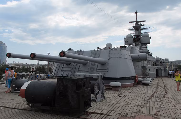 Mẫu khẩu pháo B-38 nặng 17.5 tấn, chiều dài cơ sở nòng pháo hơn 8m. Tốc độ bắn của B-38 với tháp pháo Mk5-bis là hơn 6 phát/phút, tầm bắn hiệu quả của nó với đạn thông thường là hơn 30km và với đạn phân mảnh là gần 24km. Nguồn ảnh: yandex.ru.