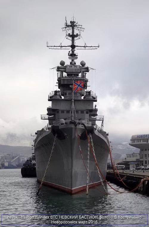 Tuần dương hạm Project 68bis là một trong những lớp tàu chiến tiên tiến đầu tiên được Liên Xô đóng mới sau chiến tranh, nhằm tái xây dựng lực lượng hải quân của nước này trong đầu những năm 1950. Dù có thiết kế không mới nhưng Project 68bis vẫn được coi lớp tàu chiến “bản lề” giúp Liên Xô phát triển các tàu tuần dương hạm mang tên lửa sau này. Trong ảnh là tàu tuần dương hạng nhẹ Mikhail Kutuzov, chiếc Project 68bis duy nhất còn lại kể từ khi Liên Xô tan rã cho tới nay. Nguồn ảnh: nevskii-bastion.ru.