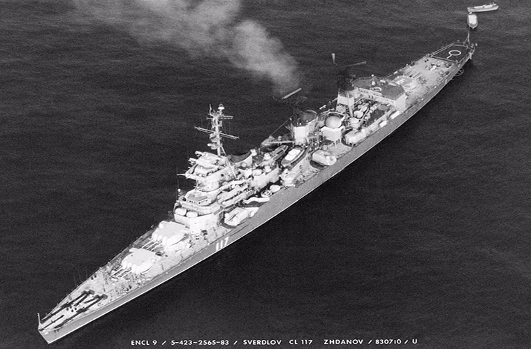 Như trong ảnh ta có thể thấy vị trí các tháp pháo trên Project 68bis, với mỗi hai tháp pháo chính ở phía trước và phía sau thân tàu, hệ thống hải pháo 100mm với 6 tổ hợp được bố trí dọc hai bên thân tàu và cuối cùng là 16 tổ hợp pháo phòng không 37mm được bố trí từ đầu từ cuối thân tàu ngay trên cả cấu trúc thượng tầng. Nguồn ảnh: Wikimedia.