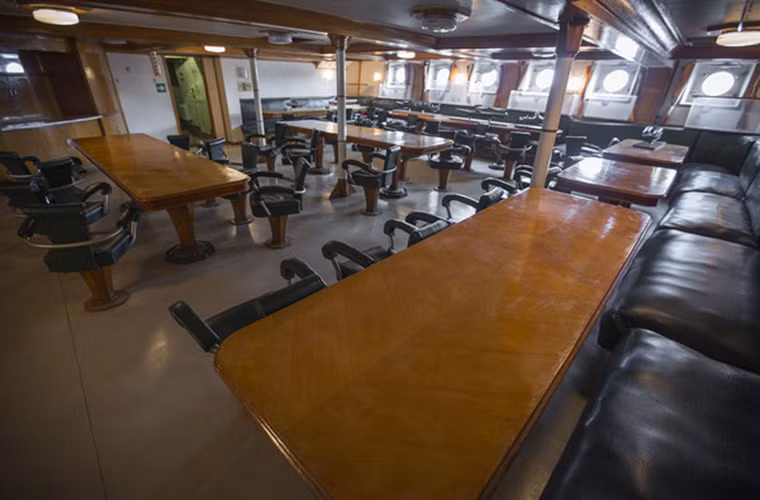 Trong ảnh là một phòng ăn trên Project 68bis. Dù là một tàu tuần dương hạng nhẹ nhưng thiết kế của Project 68bis vẫn đáp ứng được các yêu cầu cơ nhất dành cho thủy thủ đoàn kể cả việc giải trí. Nguồn ảnh: pikabu.ru.