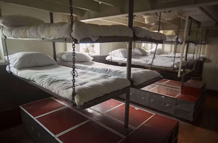 Còn đây là phòng ngủ dành cho thủy thủ, nó được bố trí khá đơn giản nhưng hợp lý cho phép các thủy thủ có thể luân phiên nghỉ ngơi sau mỗi ca trực. Nguồn ảnh: pikabu.ru.