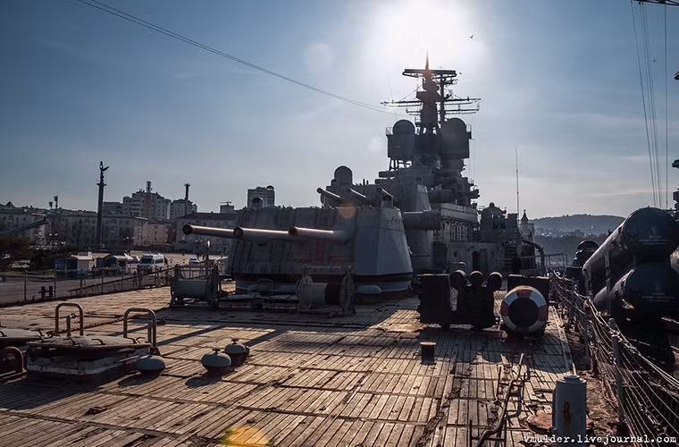 Ban đầu Hải quân Liên Xô dự định đưa vào trang bị khoảng 40 chiếc Project 68bis tuy nhiên sau đó số lượng tàu được đóng mới giảm xuống còn 14 chiếc. Trong đó chiếc đầu tiên là tàu Sverdlov, nó được khởi đóng vào năm 1949, hạ thủy vào năm 1950 và bị loại biên trong năm 1989. Nguồn ảnh: livejournal.com.