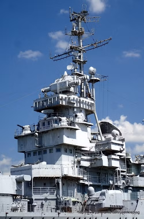 Quay lại thiết kế của Project 68bis, mẫu tuần dương hạm này có chiều dài cơ sở là 210m, bề ngang gần 7m và cao hơn 22m. Toàn bộ con tàu này được bọc thép bảo vệ tất cả các vị trí trọng yếu như thân, tháp pháo, cấu trúc thượng tầng và sàn. Tron ảnh là cấu trúc thượng tầng trên Project 68bis, nó được bọc thép dày 150mm xung quanh thân nhằm bảo vệ tối đa cho khoang chỉ huy cũng như trang thiết bị điện tử mà còn tàu mang theo. Nguồn ảnh: panoramio.com.