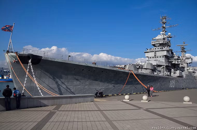 Còn tàu Mikhail Kutuzov - chiếc cuối cùng còn sót lại của Project 68bis, được khởi đóng vào năm 1951 và đi vào hoạt động vào năm 1954, đến năm 2002 được chuyển đổi trở thành bảo tàng hải quân hoạt động cho đến tận ngày này. Nguồn ảnh: livejournal.com.