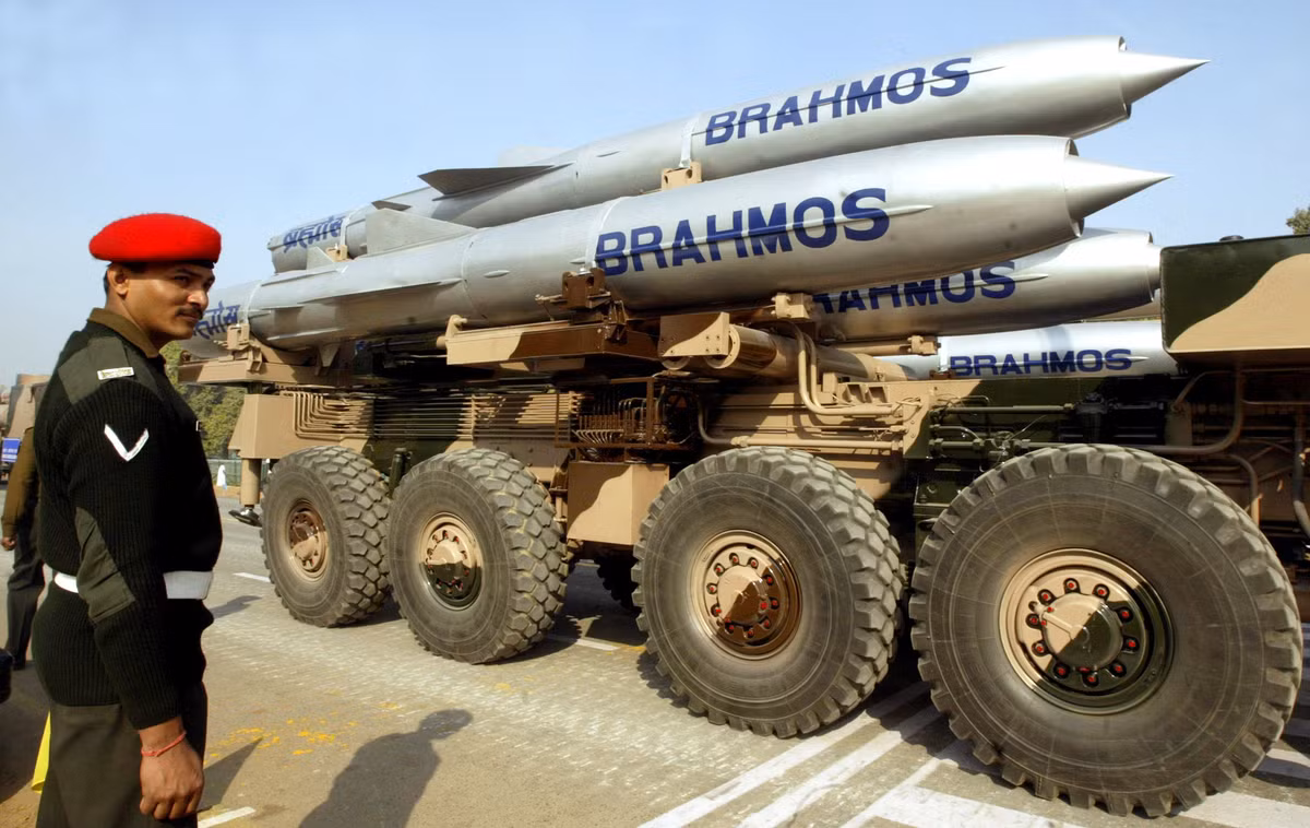 Ten lua hanh trinh BrahMos nang tam ban len 600km?