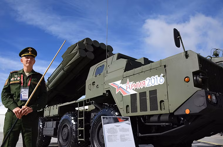 Tổ hợp pháo phản lực phóng loạt BM-30 Smerch được Liên Xô phát triển từ đầu những năm 1980 và được đưa vào trang bị từ năm 1987. Mỗi tổ hợp loại này được trang bị 12 ống phóng đạn rocket 300mm với mỗi đạn rocket nặng khoảng 800kg có tầm bắn từ 20-70km. Các mẫu đạn rocket thế hệ mới của BM-30 Smerch còn được trang bị cả đầu dẫn giúp nó tấn công mục tiêu chính xác hơn. Nguồn ảnh: RT.