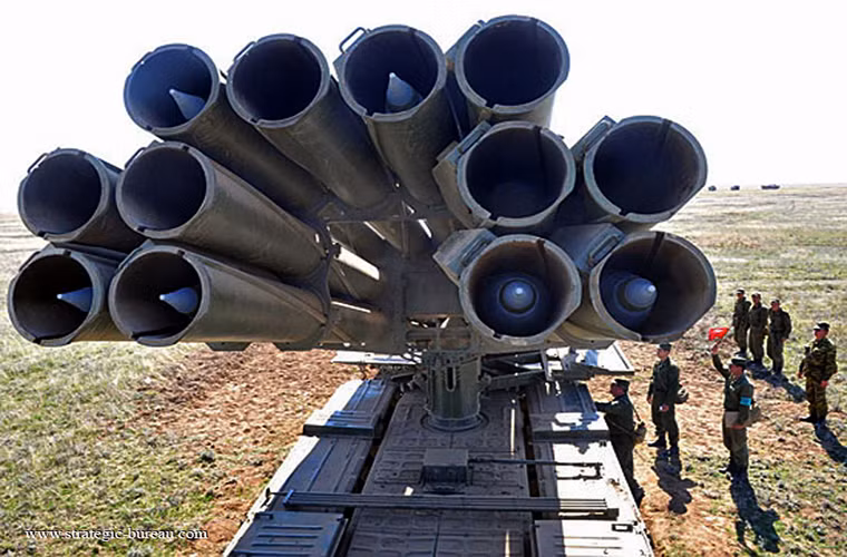 Với thiết kế chắc chắn, căn lều này có thể hoạt động trong mọi điều kiện thời thiết lẫn tác động vật lý khác nhau từ nhiệt độ môi trường cho đến cả động đất. Mỗi căn lều như vậy có chiều dài lên đến 100m, rộng 24m và cao 5m đủ sức chứa cùng lúc nhiều tổ hợp pháo phản lực. Nguồn ảnh: defence24.pl.