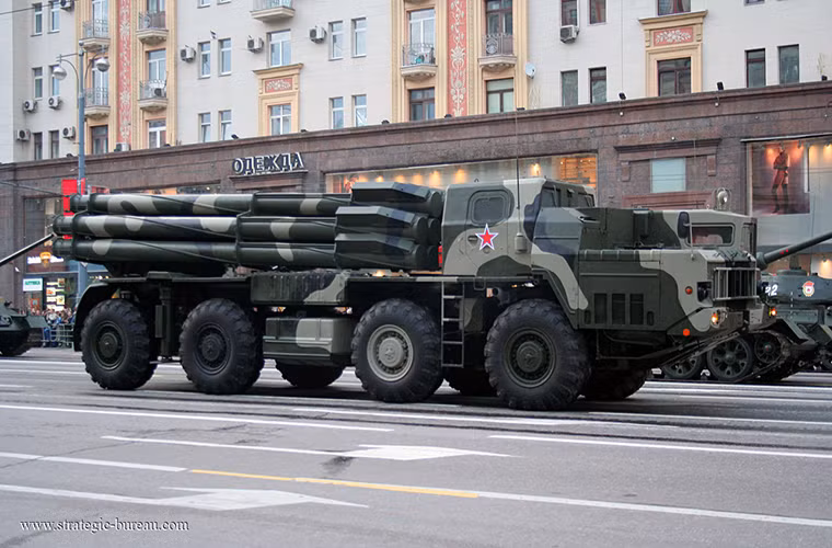 Theo giới thiệu ban đầu mẫu lều ngụy trang mới của Quân đội Nga có phần khung được làm bằng kim loại được phủ một lớp vải hoặc bạt ngụy trang, đặc biệt có khả năng vô hiệu hóa mọi thiết bị quan sát quang hồng ngoại hay ảnh nhiệt từ máy bay do thám không người, máy bay trinh sát hay vệ tinh do thám. Nguồn ảnh: strategic-bureau.com.