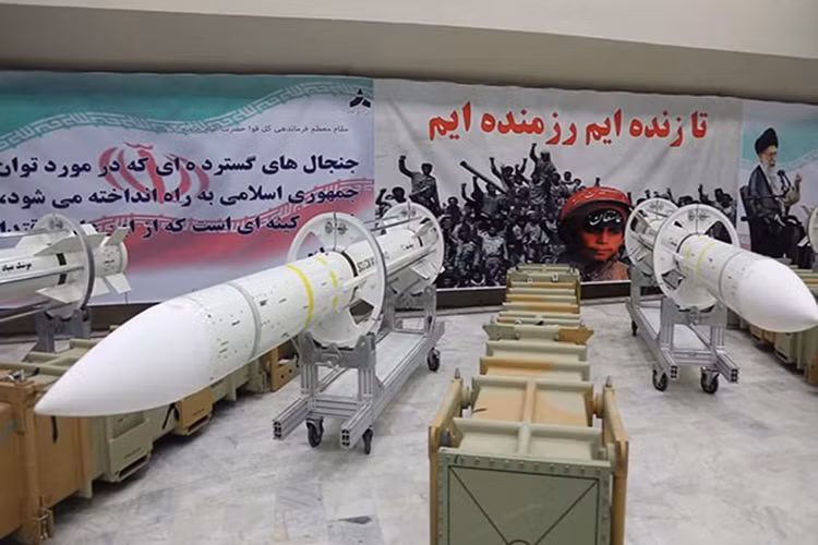 Dây chuyền sản xuất Sayyad-3 của Iran đã đi vào vận hành thử nghiệm từ đầu năm nay, và bước đầu đã cung cấp một số ít đạn tên lửa cho căn cứ phòng không Khatam ol-Anbia của nước này. Nguồn ảnh: Fars News.