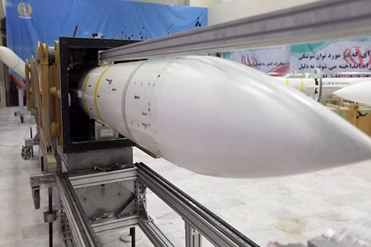 Sayyad-3 được thiết kế để tấn công các mục tiêu bay tầm trung như tên lửa hành trình, máy bay ném bom, trực thăng và một số dòng chiến đấu cơ bay tầm thấp. Tuy nhiên hiện vẫn chưa rõ Sayyad-3 sẽ được trang bị hệ thống radar đi kèm nào trong thời gian sắp tới. Nguồn ảnh: Fars News.