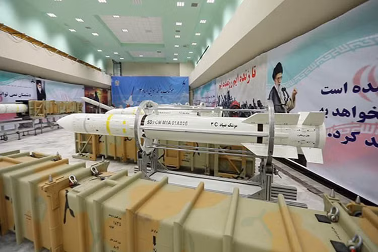 Điểm khác biệt lớn nhất giữa hai biến thể này chính là việc tầm bắn của Sayyad-3 được nâng lên tới 200km trong khi đó của Sayyad-2 chỉ khoảng 120km. Cùng với đó là một số cải tiến khác. Nguồn ảnh: Fars News.