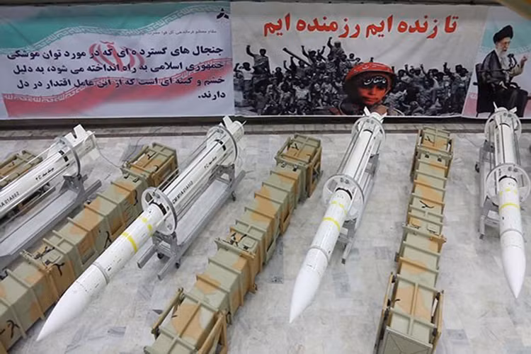 Trong ảnh là dàn đạn tên lửa phòng không Sayyad-3 được giới thiệu trong lễ khánh thành hôm 22/7. Nguồn ảnh: Fars News.
