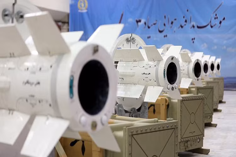 Chưa dừng lại với Sayyad-3, Iran còn tham vọng hơn với dòng tên lửa Sayyad khi tiếp tục phát triển biến thể Sayyad-4 với khả năng đánh chặn tầm xa tương tự như tổ hợp phòng không S-300 của Nga. Nguồn ảnh: Fars News.