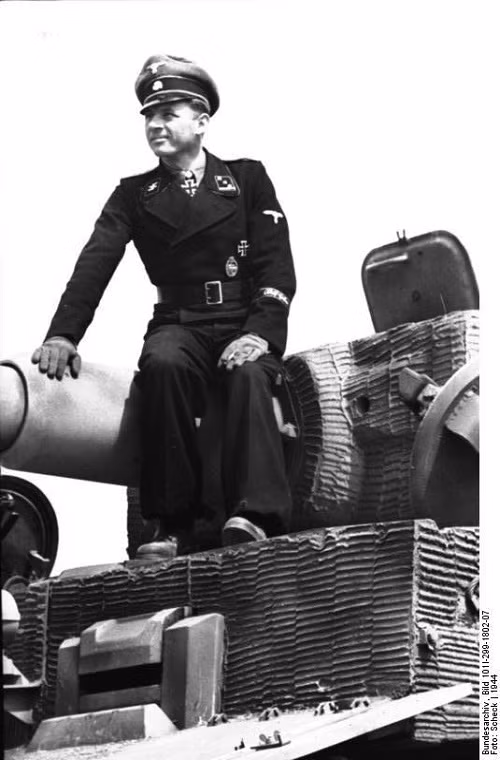 Trong suốt 10 năm phục vụ trong Quân đội Đức, Michael Wittmann đã thể hiện mình là một chỉ huy thiết giáp tài ba nhất mà người Đức có được trong CTTG 2. Với thành tích bắn hạ 130 xe tăng, 132 vũ khí chống tăng và hàng trăm phương tiện cơ giới khác điều mà không phải ACE Tiger nào của Đức hay chỉ huy xe tăng Đồng Minh cũng có thể làm được. Nguồn ảnh: Pinterest.