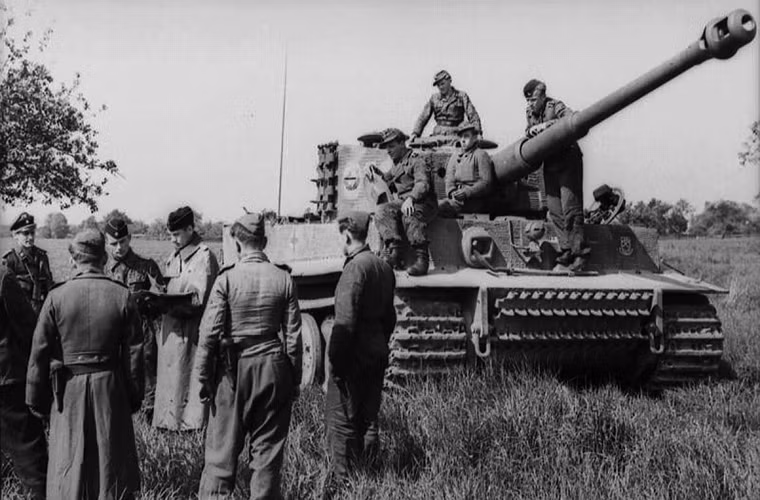 Sau khi tiếp nhận Tiger, Wittmann trở lại chiến trường vào năm 1943 và tham gia trực tiếp vào trận vòng cung Kursk hay còn được gọi là chiến dịch Citadel. Dù có thành tích chiến đấu xuất sắc tại đây nhưng những chiến thắng đó của Wittmann cũng không giúp quân Đức có được một chiến thắng về mặt chiến lược. Khởi đầu cho sự thoái trào của Đức ở Mặt trận phía Đông. Nguồn ảnh: Pinterest.