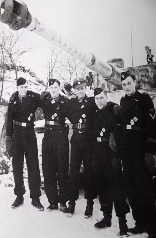 Với tài năng thiên bẩm của mình, Michael Wittmann được biết đến như chỉ huy xe tăng thành công nhất trong Chiến tranh Thế giới thứ hai (tính cả hai phe). Ông gia nhập Quân đội Đức từ năm 1934, với cấp hàm đầu tiên có được là hạ sĩ vào năm 1936. Tuy nhiên tên tuổi của Wittmann chỉ mới thực sự được biết đến khi ông gia nhập sư đoàn thiết giáp số 1 LSSAH (Leibstandarte SS Adolf Hitler) nơi ông được đạo tào trở thành sĩ quan thiết giáp. Nguồn ảnh: Pinterest.