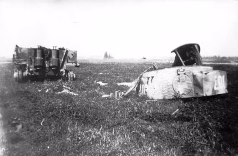 Cho đến nay cái chết của Michael Wittmann vẫn chưa mấy thực sự rõ ràng, khi chiếc Tiger mang số hiệu “007” của ông bị quân Đồng Minh phục kích gần thị trấn Saint-Aignan-de-Cramesnil vào ngày 8/8/1945. Và chiếc xe tăng bắn hạ ACE Tiger huyền thoại của Đức chỉ là một chiếc Sherman Firefly do xạ thủ Joe Ekins thuộc Trung đoàn Bộ binh Hoàng gia số 144 của Anh điều khiển. Nguồn ảnh: Wikipedia.