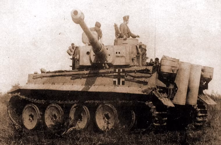 Chữ thập sắt trên cổ áo của Wittmann nhanh chóng được đổi màu với Chữ thập sắt hạng nhất, khi ông cùng kíp chiến đấu bắn hạ 6 xe tăng Liên Xô trong một đợt xuất kích. Cũng kể từ đó thời đại của ACE Tiger - Michael Wittmann cũng chính thức bắt đầu khi ông tiếp nhận chiếc xe tăng hạng nặng Tiger PzKpfw VI đầu tiên. Nguồn ảnh: WordPress.com.