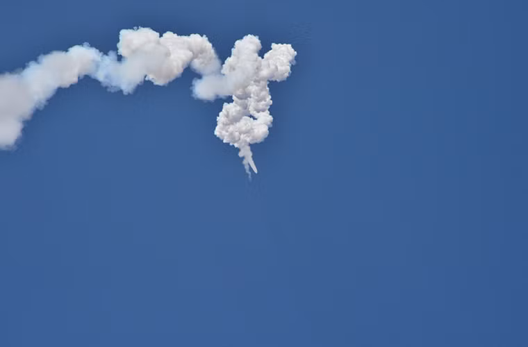 Và tiếp theo sau đó là khoảng khắc nó rơi xuống sau khi kết thúc nhiệm vụ của mình. Bên cạnh việc hoàn thiện Pukguksong-2, lần thử nghiệm trên Triều Tiên còn âm thầm cho thế giới thấy khả năng làm chủ công nghệ tên lửa của nước này nhất là với công nghệ tên lửa sử dụng động cơ đẩy nhiên liệu rắn. Nguồn ảnh: chosun.com.