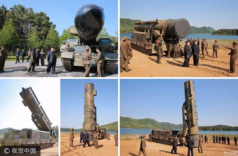 Việc Bình Nhưỡng trang bị cho Pukguksong-2 bệ phóng di động hạng nặng với khung gầm bánh xích nhiều khả năng là nhầm hướng tiến đa dạng hóa nền tảng triển khai tên lửa đạn đạo tầm trung. Đồng nghĩa với việc nó có thể sẽ được phát triển thành nhiều biến thể khác nhau. Trong ảnh là Chủ tịch Kim Jung Un kiểm tra tổ hợp phóng di động của Pukguksong-2 trước khi nó được phóng thử nghiệm hôm 21/5. Nguồn ảnh: cbeiji.com.