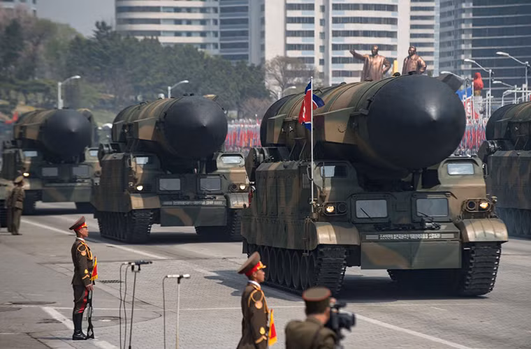 Dù đạt được các bước tiến lớn trong chương trình phát triển công nghệ tên lửa và vũ khí hạt nhân, nhưng tầm bắn của tên lửa Triều Tiên chỉ có thể đe dọa được các nước trong khu vực Đông Bắc Á chứ không thể đe dọa được Mỹ. Và Bình Nhưỡng hoàn toàn chưa đủ khả năng dùng tên lửa để mặc cả với Washington trong bất kỳ cuộc đàm phán nào trong tương lai gần. Nguồn ảnh: Twitter.