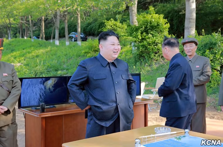 Hình ảnh Chủ tịch Kim Jung Un hôm 21/5 sau vụ thử Pukguksong-2, ta có thể thấy ảnh chụp Trái Đất mà quả tên lửa trên ghi lại được sau khi nó quay trở lại tầng khí quyển trong màn hình máy tính ngay sau lưng Chủ tịch Kim Jung Un. Nguồn ảnh: KCNA.