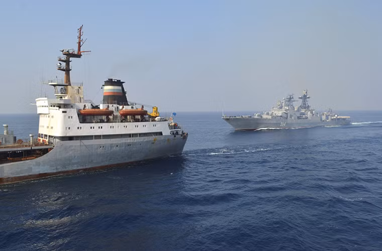 Đợt tập trận hải quân thường niên Indra được Ấn Độ và Nga tổ chức lần đầu tiên vào năm 2003 tiếp theo sau đó là 2007, 2014, 2015 và 2016. Quy mô của Indra khá hạn chế và thường không quy tụ lực lượng tàu chiến mạnh nhất của cả hai nước và nó mang nhiều ý nghĩ về mặt chính trị hơn là quân sự. Nguồn ảnh: Russia &amp; India Report.