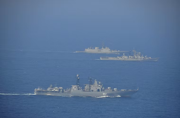 Theo RIR, từ 14-21/12 Hải quân Ấn Độ và Nga đã tiến hành đợt tập trận hải quân thường niên Indra 2016 trên Vịnh Bengal với sự tham gia của nhiều tàu chiến và lính thủy đánh bộ của cả hai nước. Nguồn ảnh: Russia &amp; India Report.