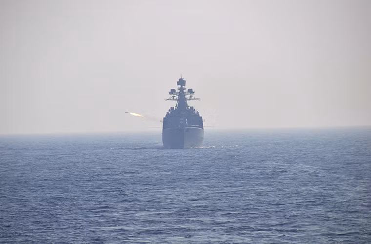 Hình ảnh tàu hộ vệ mang tên lửa INS Kamorta của Hải quân Ấn Độ phóng rocket chống ngầm RBU-6000 tấn công mục tiêu giả định trên Vịnh Bengal. Nguồn ảnh: Russia &amp; India Report.