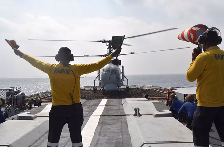 Trực thăng chống ngầm Ka-28 biến thể xuất khẩu của Ka-27PL thuộc biên chế tàu hộ vệ INS Ranvir tham gia diễn tập tác chiến chống ngầm trên Vịnh Bengal. Nguồn ảnh: Russia &amp; India Report.