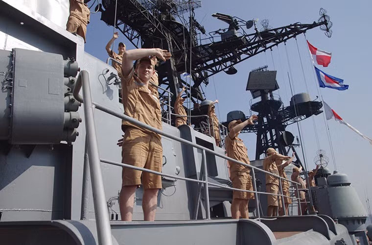 Các thủy thủ Nga trên tàu hộ vệ chống ngầm Đô đốc Tributs tham gia Indra 2016. Nguồn ảnh: Russia &amp; India Report.