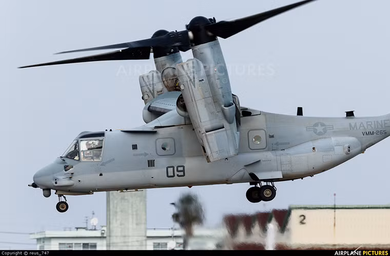 V-22 Osprey là mẫu máy bay vận tải quân sự đặc biệt của Quân đội Mỹ, nó vừa có thể cất hạ cánh như một máy bay lên thẳng vừa có thể bay tốc độ cao như một máy bay cánh bằng đi kèm với đó khả năng vận tải không hề thua kém các mẫu máy bay vận tải quân sự chuyên dụng. Nguồn ảnh: Airplane Pictures.